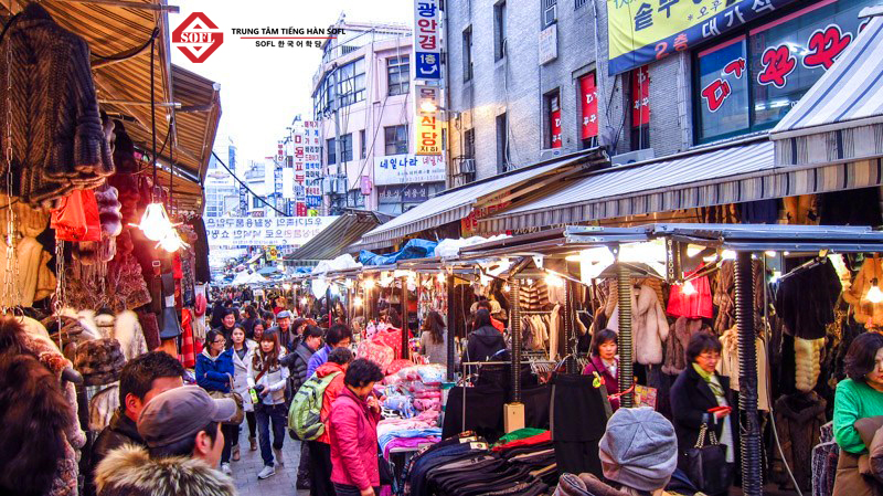 Ở chợ có bán nhiều đồ rẻ? di-cho